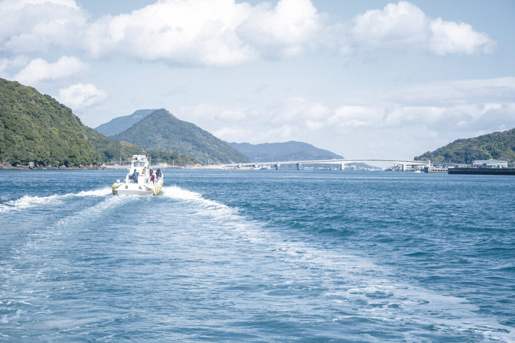 海上タクシーの航跡と御所浦の海