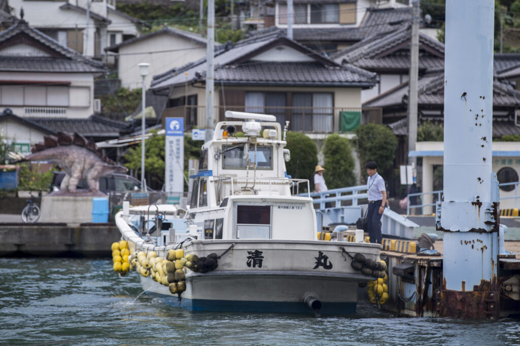 御所浦の桟橋に着岸する乗合海上タクシー