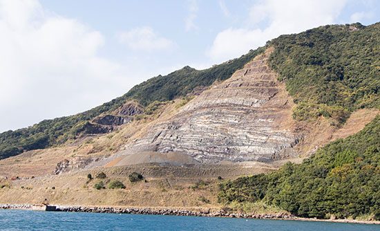 御所浦の白亜紀の地層があらわれた山肌