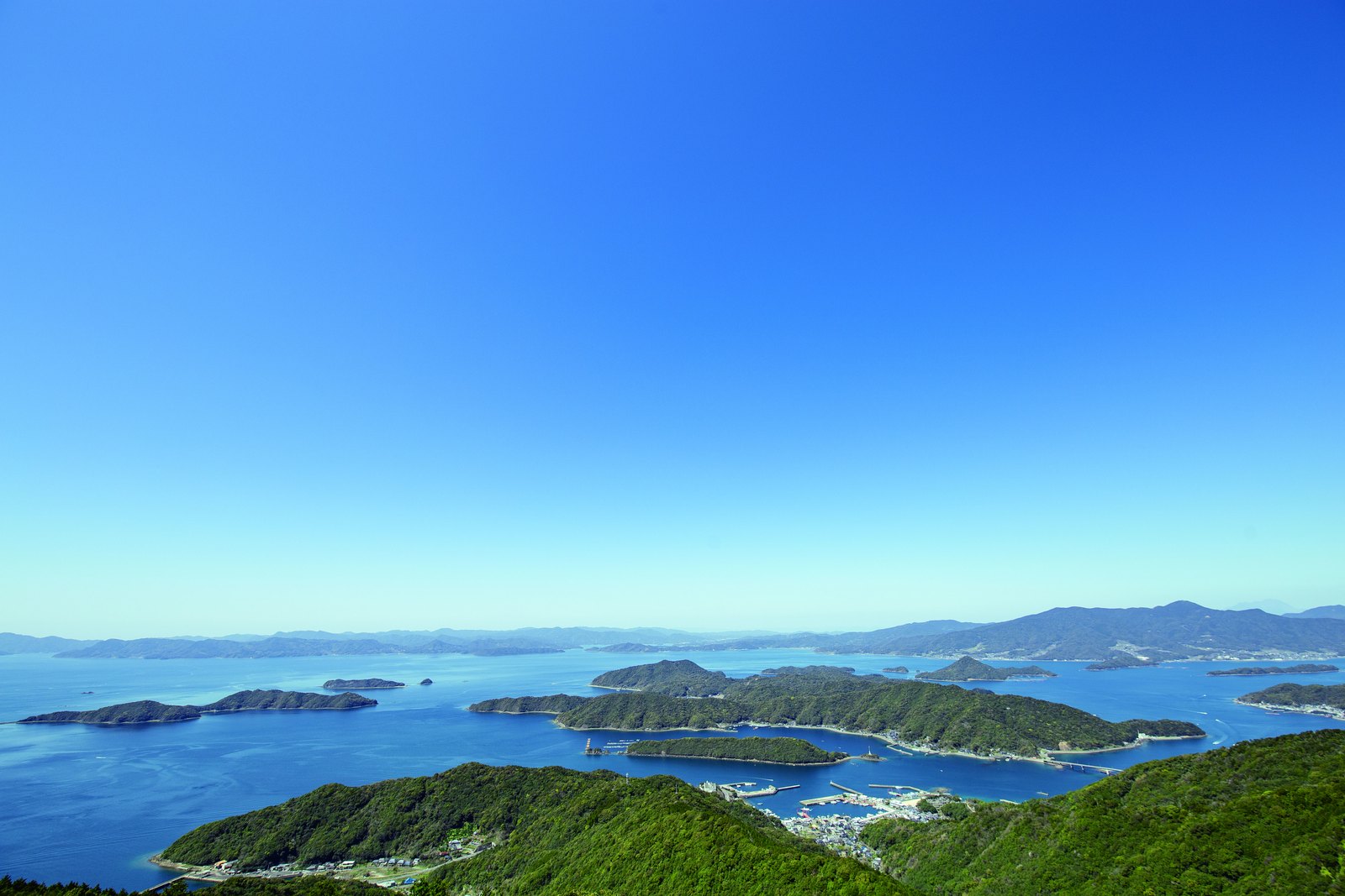 烏峠展望台から見下ろす御所浦港と不知火海の多島美